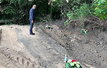 Временный поверенный в делах Польши в Беларуси возложил цветы к уничтоженному мемориалу польским солдатам в Микулишках