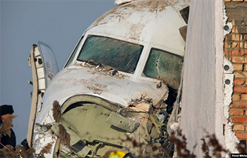 В Казахстане назвали три версии крушения самолета под Алматы