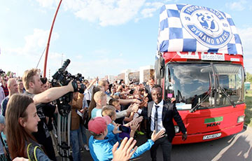 Фотофакт: Брестское «Динамо» празднует с болельщиками победу в Кубке Беларуси