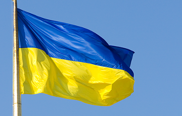 Светлогорец снял с флагштока красно-зеленый флаг и повесил украинский