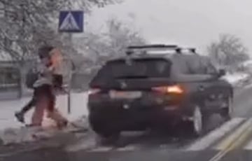 Беларус спас ребенку жизнь, оградив его от наезда авто