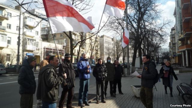 Пикет у посольства Латвии в Киеве: Нет - легализации Лукашенко!