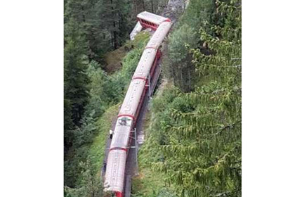 В Швейцарии поезд сошел с рельсов из-за оползня
