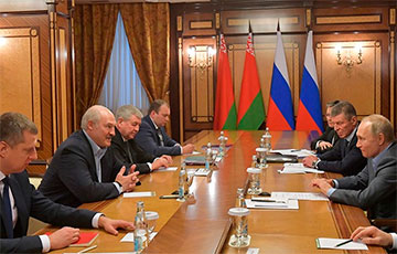 Фотофакт: Как Путин и Лукашенко смотрели друг на друга в Сочи
