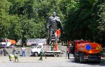 В Минске волонтеры помыли памятник Янке Купале