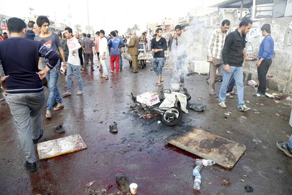 Смертники ИГ на рынке под Багдадом взорвали 30 человек