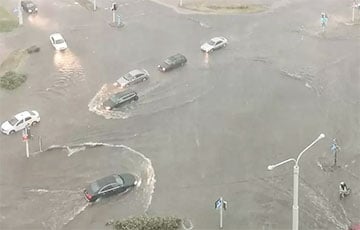 В Барановичах во время ливня поплыла по улице скульптура железнодорожника
