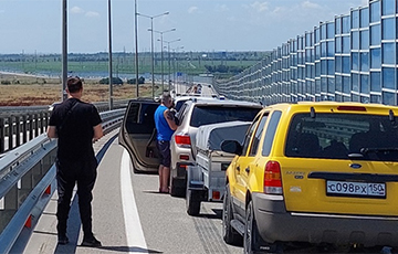 У Крымского моста скопилась рекордная пробка