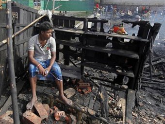При пожаре на фабрике в Дакке погибли восемь человек