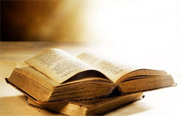 У беларуса пытались украсть Библию 1780 года, которую тот хранил дома