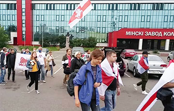 Рабочие МЗКТ идут маршем в центр Минска