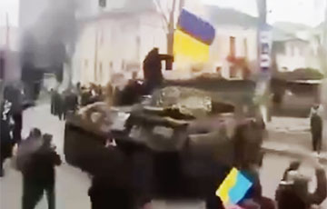 Протестующие в Херсоне установили украинский флаг на российский БТР