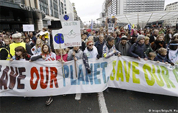 Десятки тысяч человек в Брюсселе вышли на демонстрацию в защиту климата