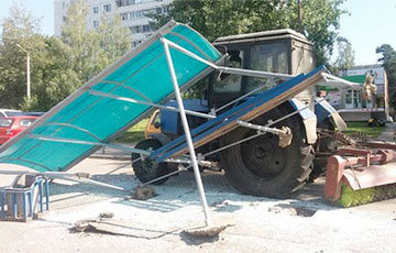 Фотофакт: В Минске трактор снес остановку общественного транспорта