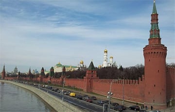 Охрана «проспала»: Путину оставили послание на кремлевской стене