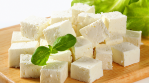 В Беларуси начали выпускать «белый сыр» с испанскими корнями