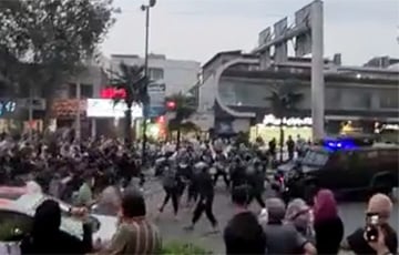 Многотысячные протесты проходят в Иране