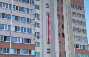 На одной из девятиэтажек Жлобина вывесили огромный национальный флаг