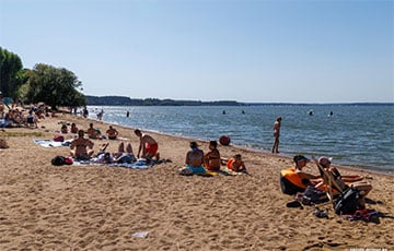 Беларусы рванули на пляжи на закате лета