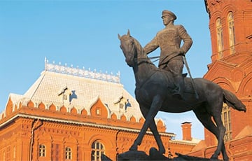 В центре Москвы на памятнике Жукова появилась надпись «ГУР»