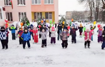 В Беларуси на уборку снега вывели детсадовцев из Кличева