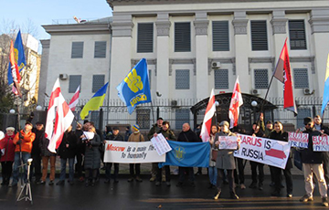 В Киеве украинцы и белорусы пикетировали посольство России