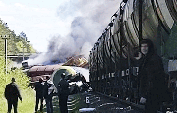 Тепловоз поезда, который пустили под откос партизаны в Брянской области, беларусский