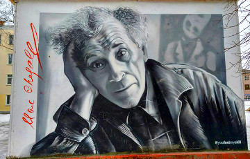 Граффитист реставрирует испорченный портрет Шагала