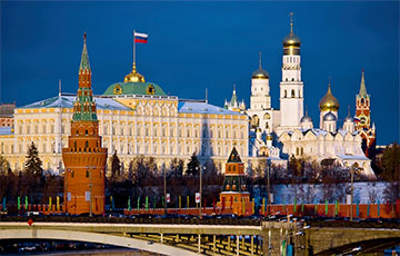 Над Кремлем кружится черный лебедь