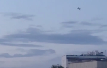 Беспилотник летит над Москвой: видеофакт