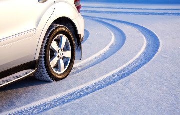 Водителей обязали до 1 декабря установить зимние шины