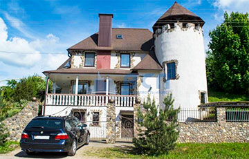 В Дзержинске продают дом-замок со смотровой площадкой, бассейнами и прудом
