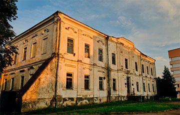 Дворец Радзивиллов в Беларуси продают за смешную сумму