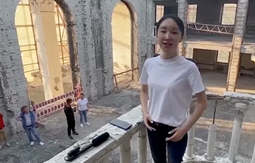 Московия пробила очередное дно: в Мариуполе на руинах драмтеатра китаянка спела «Катюшу»