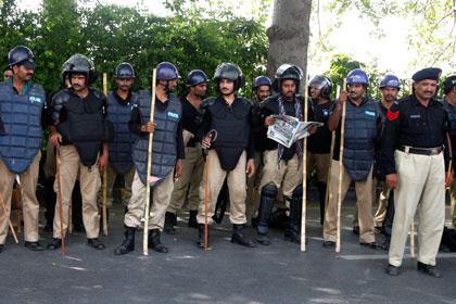 В Пакистане вооруженные люди взяли в заложники 500 курсантов