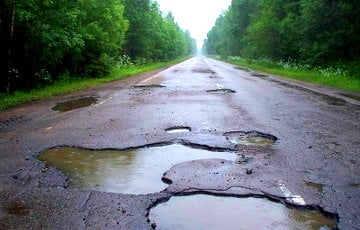 Беларусский водитель отсудил у дорожников деньги за поврежденные в яме шины