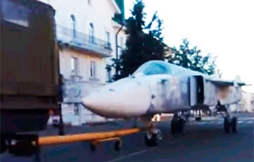 По центру Барановичей буксировали Су-24 без крыльев