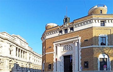 Итальянский чиновник упал в министерстве и разбил витраж «Хартия труда» 1932 года