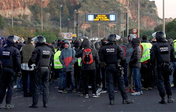 В Каталонии сторонники независимости перекрыли дороги