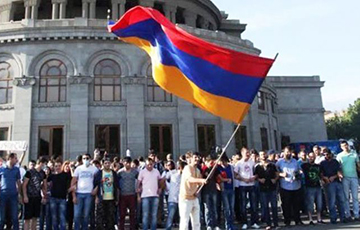 В Армении сторонники Пашиняна заблокировали здания судов