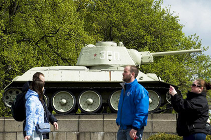 В Германии отказались демонтировать танки Т-34 с мемориала в Берлине