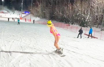Мать пятерых детей из Минска прокатилась на сноуборде в одном купальнике