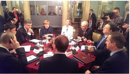 Только Путину понадобились наушники для перевода на завтраке в Милане (Фото)