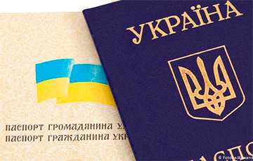 В Украине электронный паспорт приравняли к бумажному