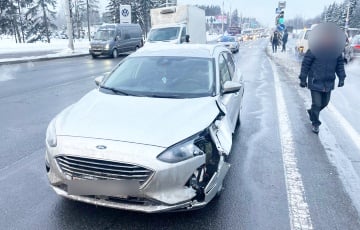 В центре Минске у грузовика оторвалось колесо и повредило два автомобиля