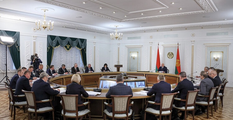 Лукашенко потребовал разобраться с воровством в хозяйствах: «закручивайте на всю катушку»