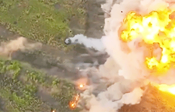 Башню вражеской БМП-3 подбросило высоко вверх после атаки украинского дрона
