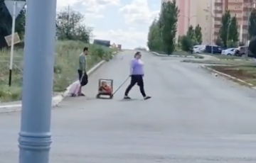 В московитском Оренбурге родители выгуливали ребенка в клетке на колесиках
