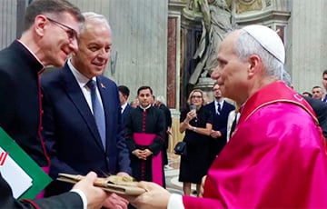 Папе Римскому передали сомнительный подарок от Лукашенко