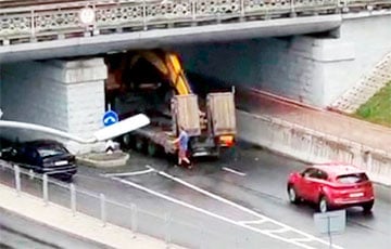 Под мостом в центре Минска застрял экскаватор